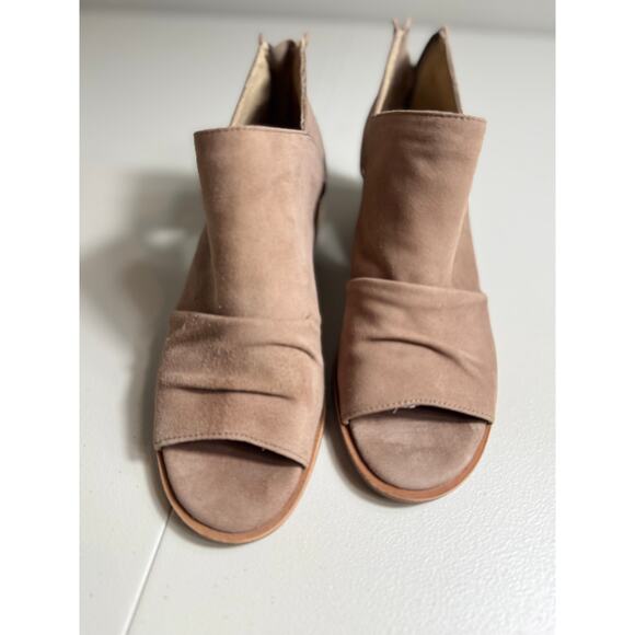 Sofft Catelyn bootie peep toe stone tan ruched suede stacked heel shootie Sz 9 - Picture 2 of 9
